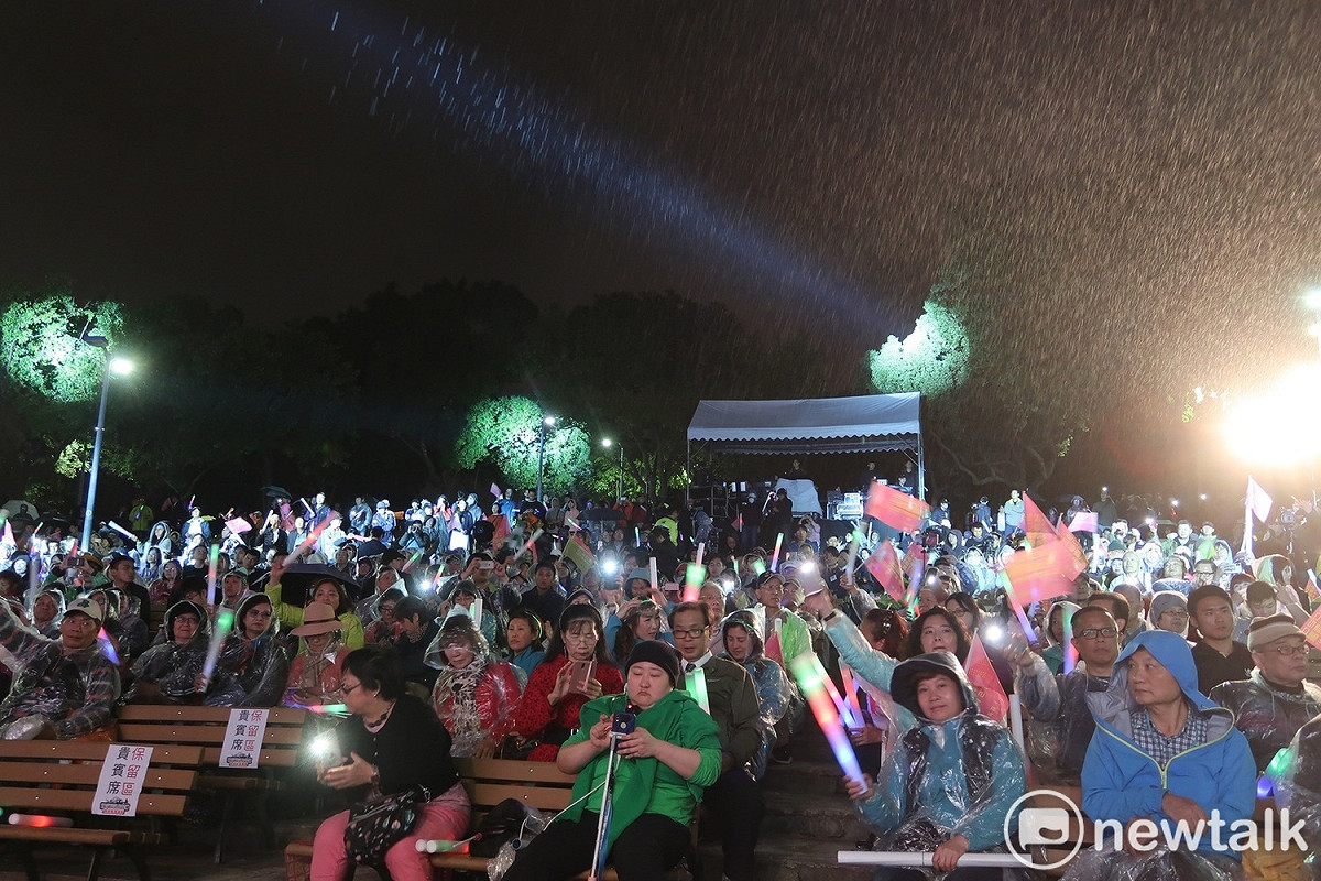 微雨下的熱情支持者。 圖：林朝億/攝