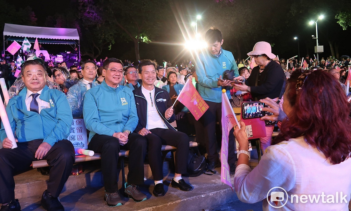 支持者與民進黨主席卓榮泰合照。 圖：林朝億/攝