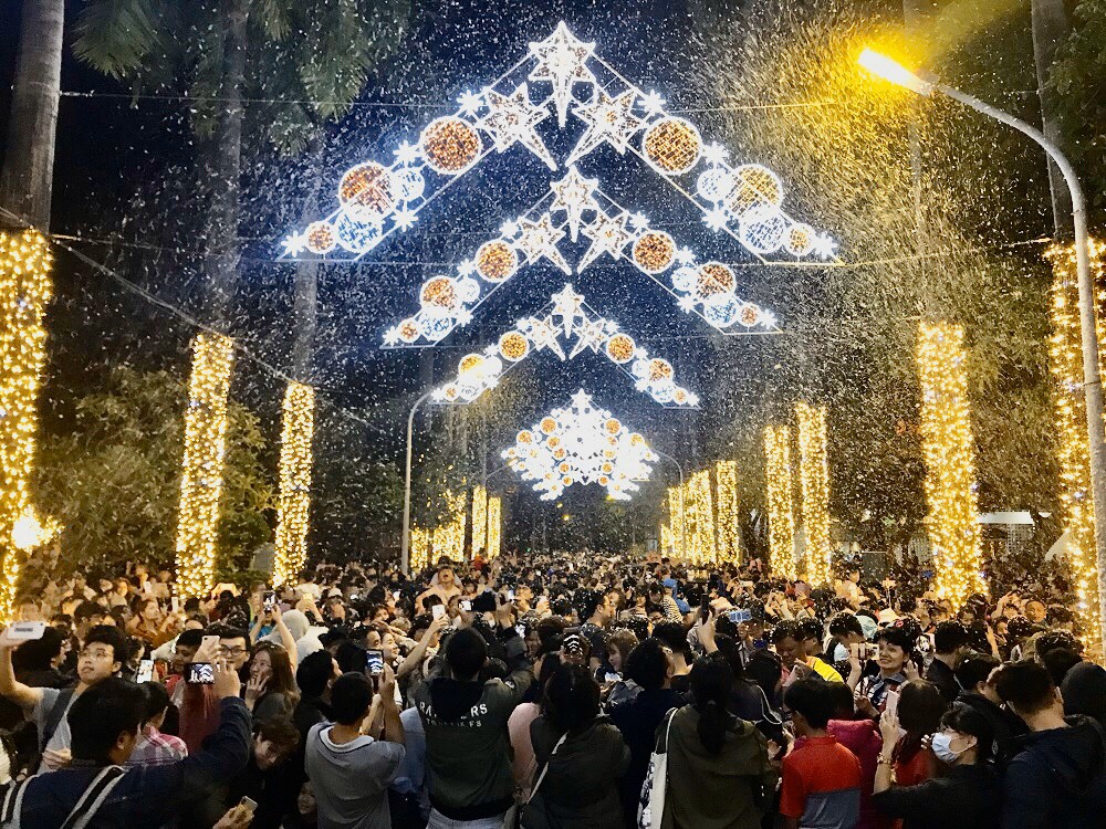 南國雪花紛飛，搭配現場浪漫燈飾，吸引滿滿人潮到場感受耶誕氛圍。 圖：屏東縣政府/提供