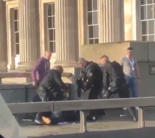 一名男子在倫敦持刀攻擊數人後，武裝警察在倫敦橋將這名身上綁著「假爆炸裝置」的男子擊斃。 圖：翻攝自推特