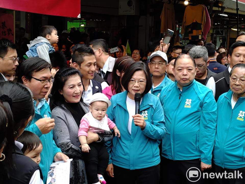 總統蔡英文陪同立委候選人吳怡農、許淑華掃街。 圖：黃建豪/攝