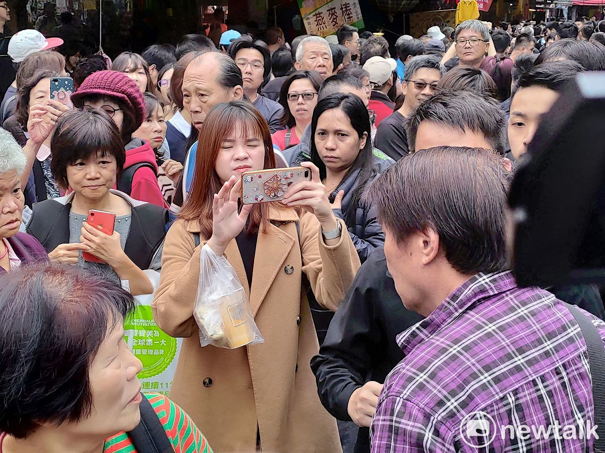 蔡英文掃街過程中，陸續遇到民眾抗議。 圖：黃建豪/攝