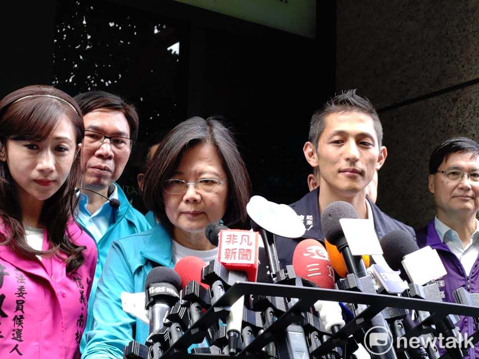 總統蔡英文陪同立委候選人吳怡農、許淑華掃街。 圖：黃建豪/攝