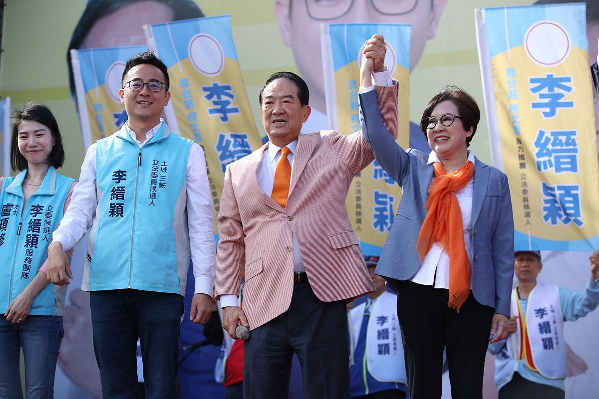 宋楚瑜說，會和余湘一起出來參選，是因為現在藍、綠兩黨做得很漏氣。 圖：親民黨競辦提供