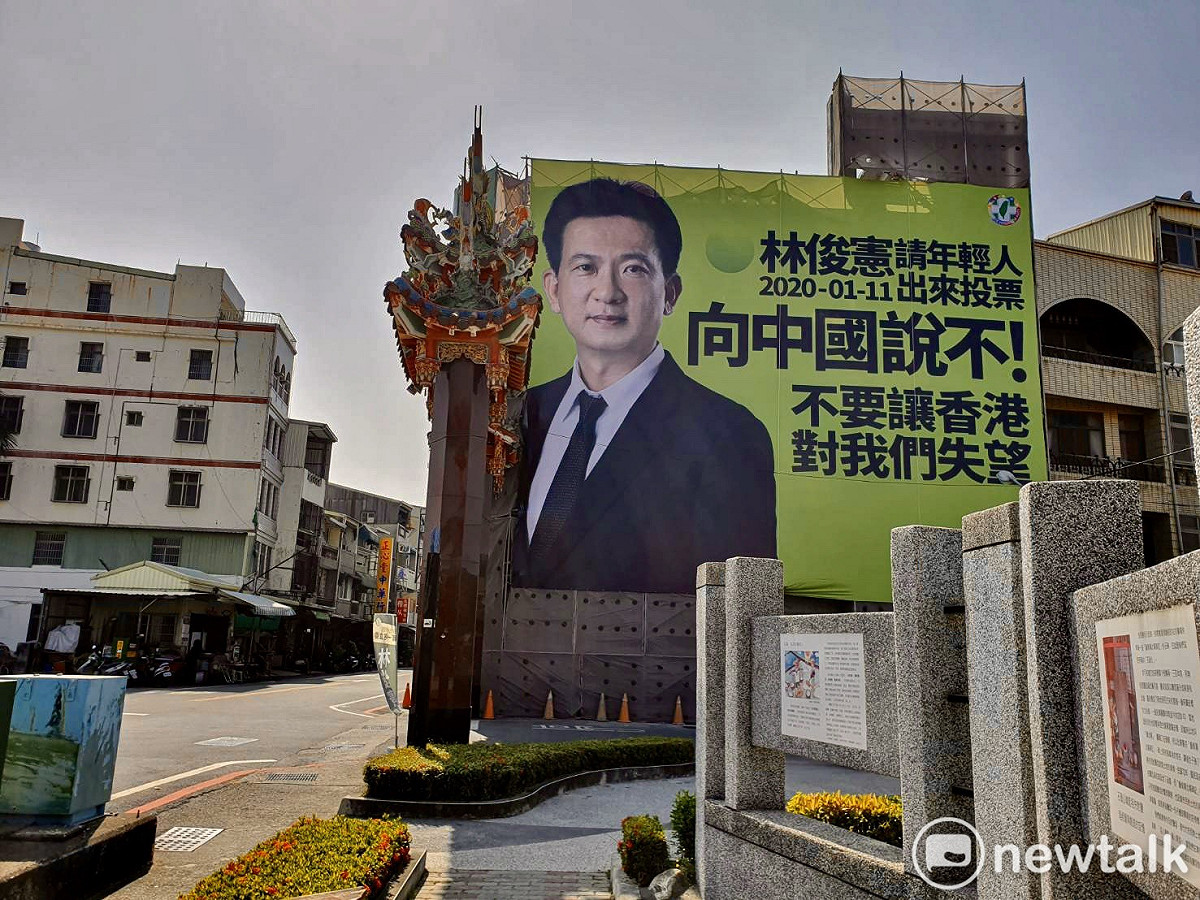 香港陷於「反送中」動盪，民進黨立委林俊憲為此趕工製作大型街頭看板，呼籲年輕人以選票向中國說不。 圖：黃博郎／攝