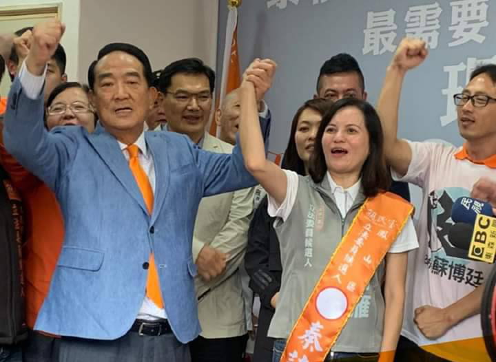 親民黨主席宋楚瑜(左)南下為秦詩雁總部成立站台。 圖：翻攝秦詩雁臉書