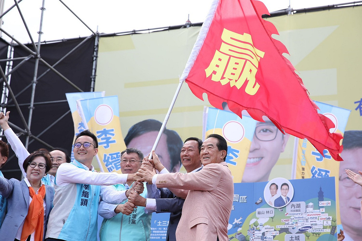 郭台銘、柯文哲、宋楚瑜同台替郭家軍候選人輔選。 圖：親民黨/提供