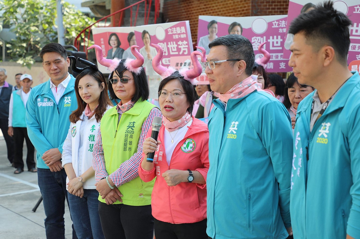 卓榮泰陪同劉世芳與高雄小英姊妹會於楠梓市場掃街 圖：民進黨提供