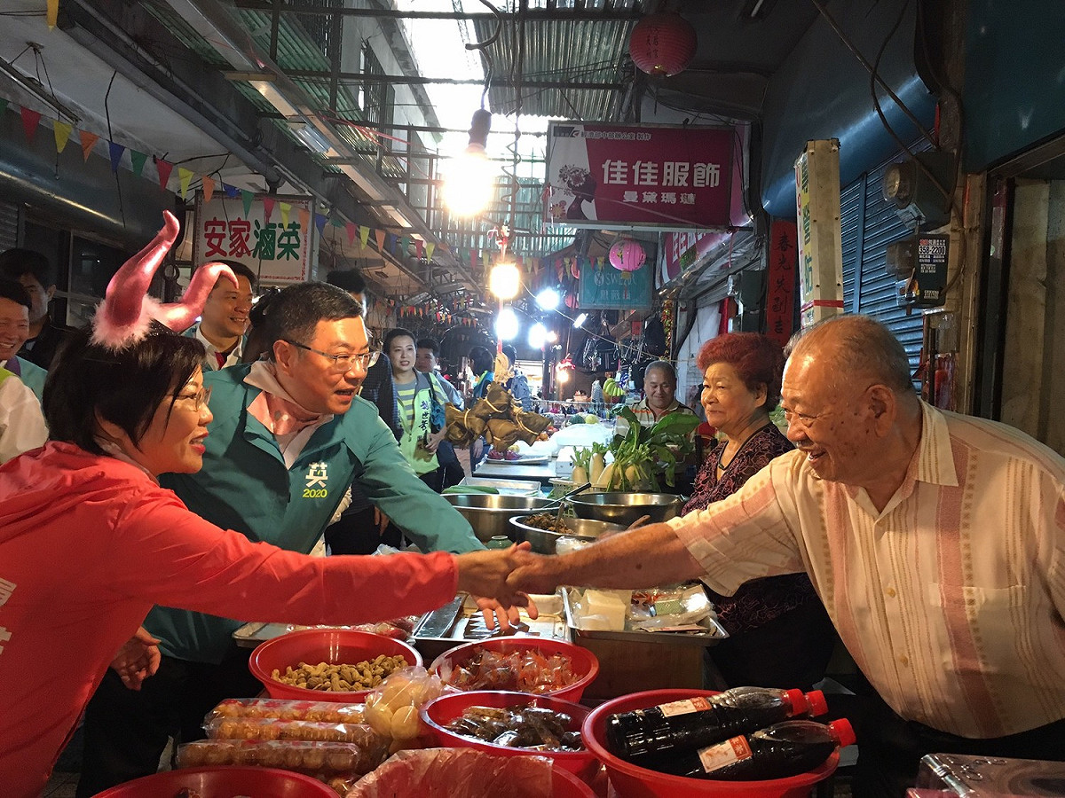 卓榮泰和劉世芳於楠梓市場與攤販握手 圖：民進黨提供