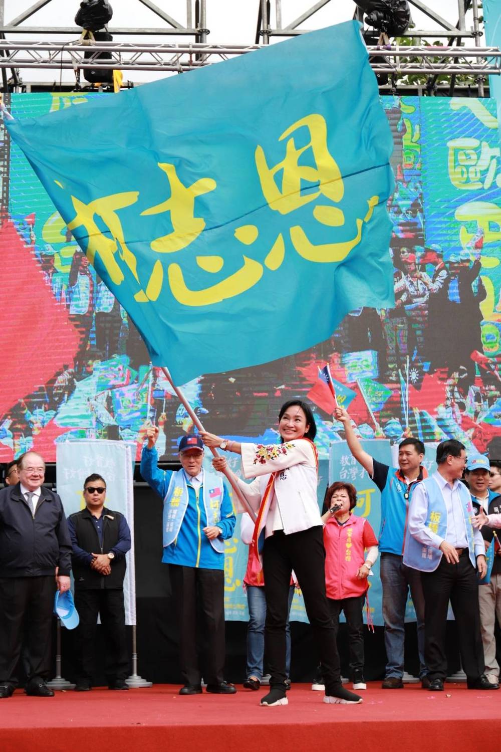 國民黨主席吳敦義為柯志恩授旗。 圖：柯志恩競選總部提供