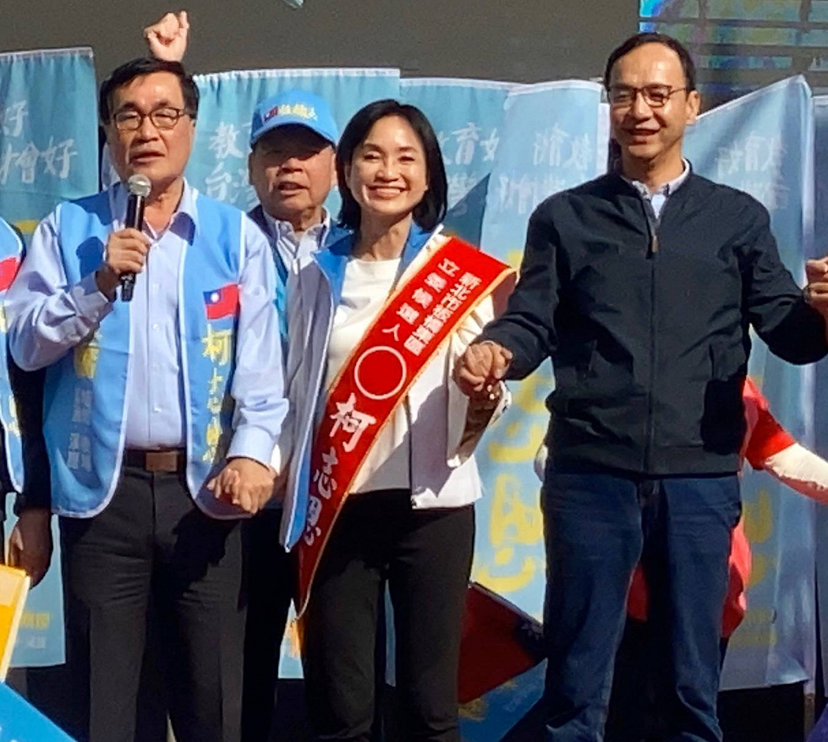 前新北市長朱立倫（右）、高雄市副市長李四川（左）為柯志恩站台。 圖：柯志恩競選總部提供