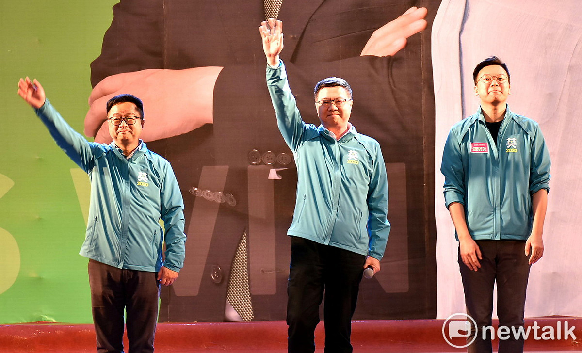 民進黨主席卓榮泰(中)與羅文嘉(左)及林飛帆(右)。 圖：孫家銘／攝 （資料照片）