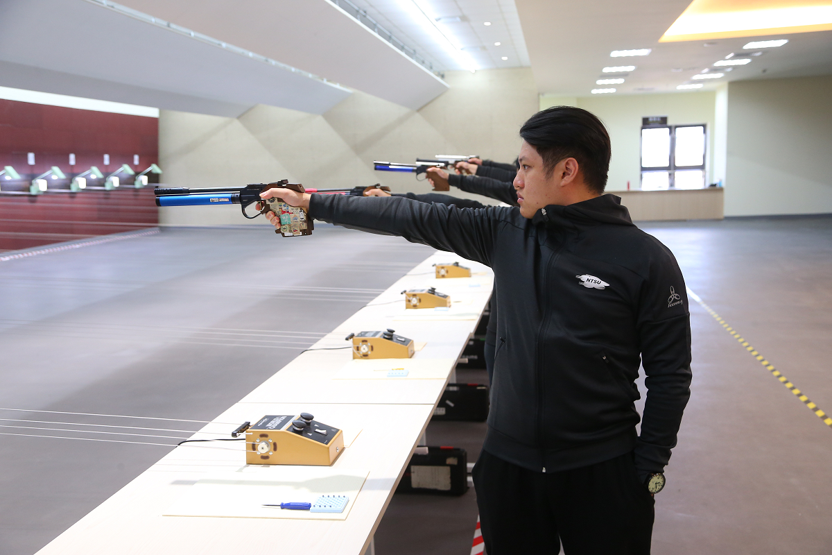 新啟用的林口運動中心特色為「空氣槍射擊場」，為慶祝開幕，全館設施11月30日至12月13日免費體驗。 圖：新北市體育處／提供