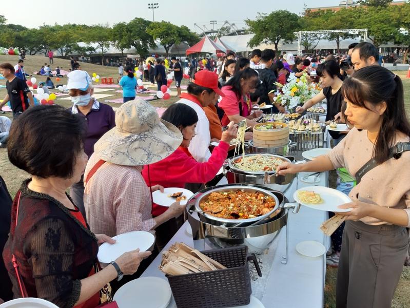推廣食農教育，民眾一起同樂。 圖 : 張琇菊/攝