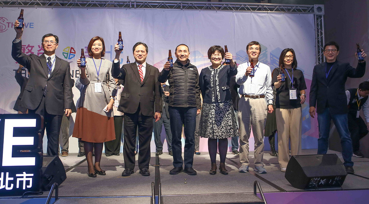 新北市Thriving_New_Taipei-2019感恩酒會，推出限量500支招商一條龍紀念酒，與企業一起慶祝投資1000億達標。  圖：新北市經發局/提供