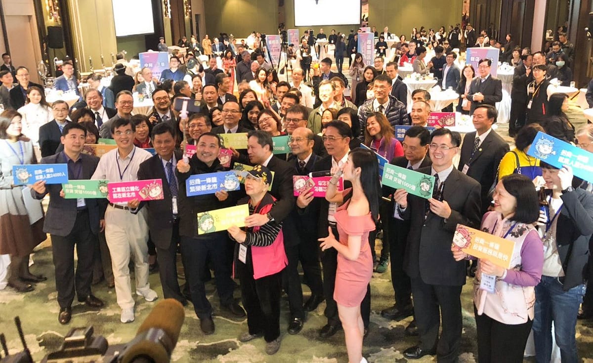 新北市長侯友宜與招商一條龍服務的企業夥伴們自拍合影，慶祝新北投資目標1000億提前達成。  圖：新北市經發局/提供