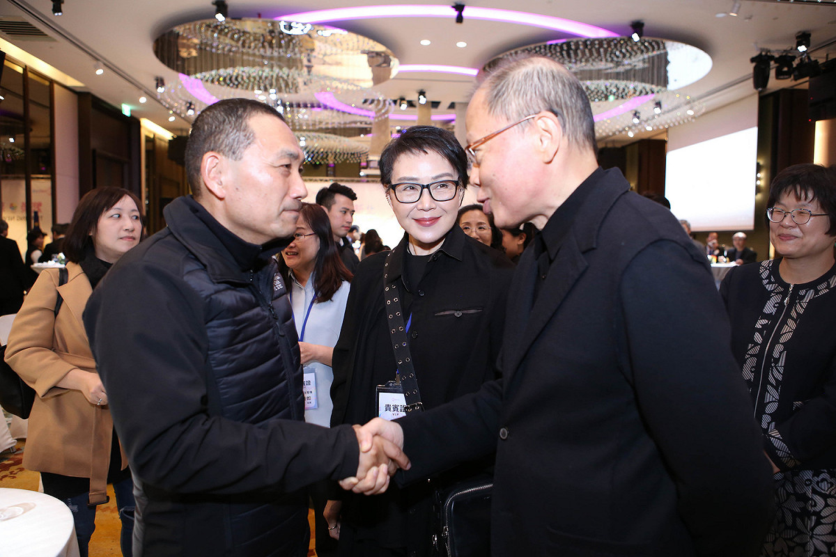 新北市長侯友宜在Thriving_New_Taipei-2019感恩酒會中與企業互動，感謝企業投資新北。 圖：新北市經發局/提供