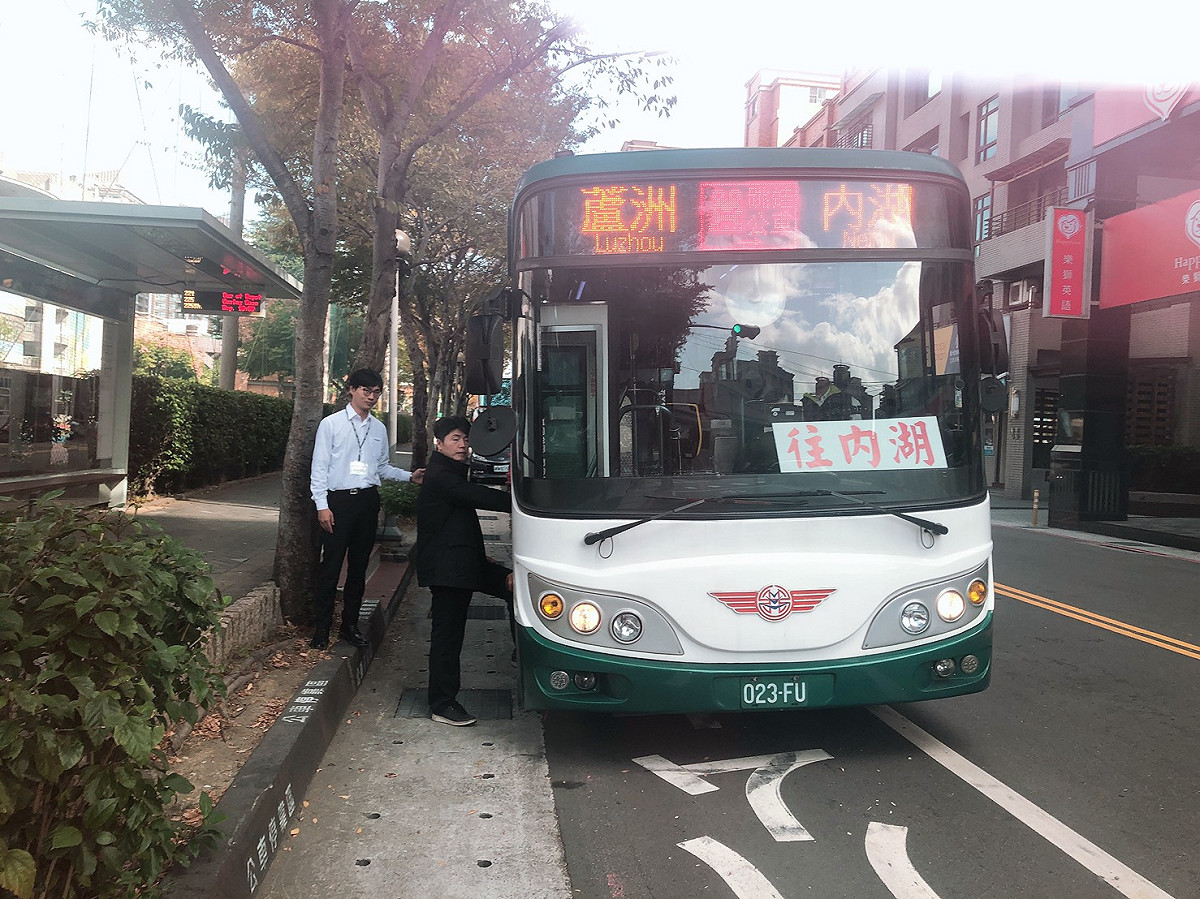 交通部研擬放寬大型車職業駕駛人駕照持照年齡上限，由65歲延長至68歲。 圖：新北市交通局/提供