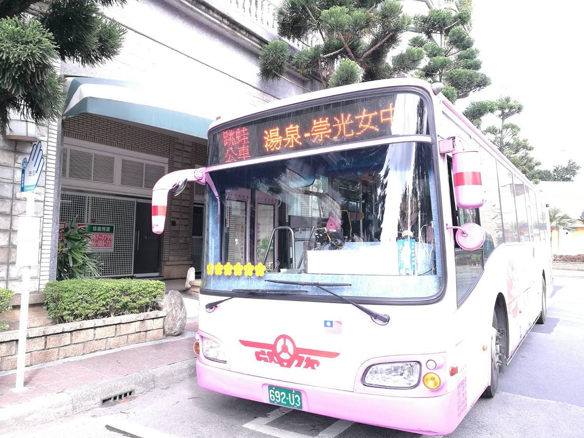「湯泉─崇光女中」跳蛙公車則從湯泉美地發。  圖：新北市交通局/提供