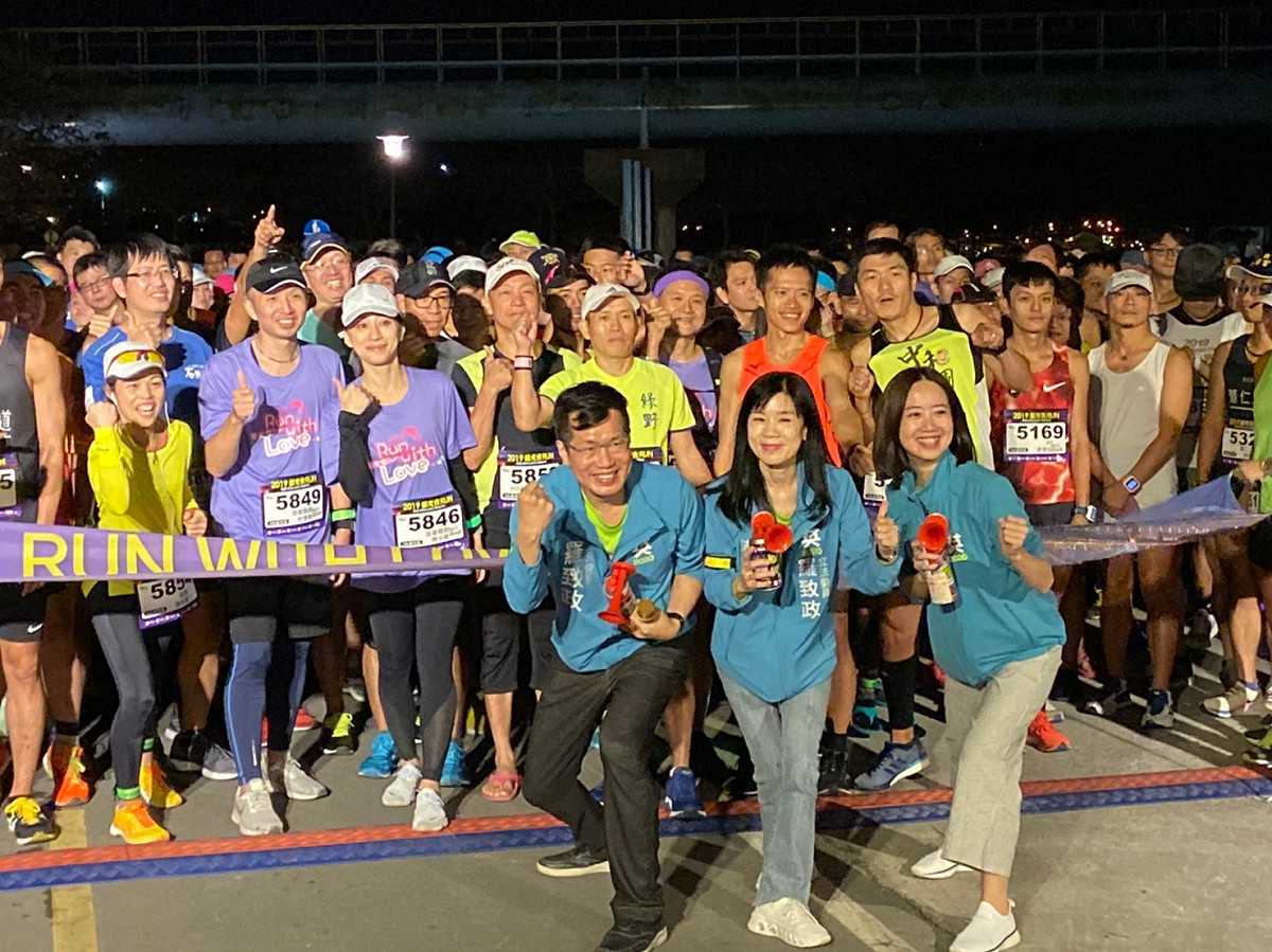 立委羅致政（左起）、陳亮吟夫婦及市議員戴瑋姍一起為螢光夜跑跑者打氣。 圖：羅致政競選總部提供