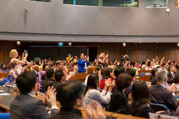 聯合國亞太婦女權益審議會議以37：1的投票結果通過「北京宣言25週年－促進性別平等和婦女賦權亞太部長級宣言」，與會者起立鼓掌。 圖 : 翻攝自搜狐
