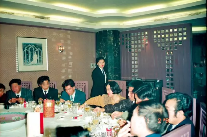 1992年11月，大學畢業僅一年多的程慕陽（左三），出席北京的政商和媒體圈聚會 圖：翻攝自鳳凰周刊