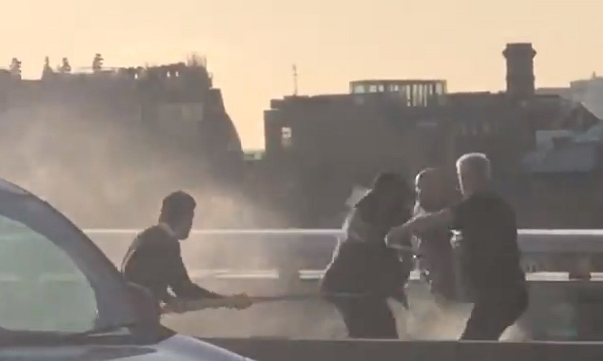 英國倫敦橋發生恐攻，數名路人壓制嫌犯，被英國民眾稱為「英雄」。 圖：翻攝自推特