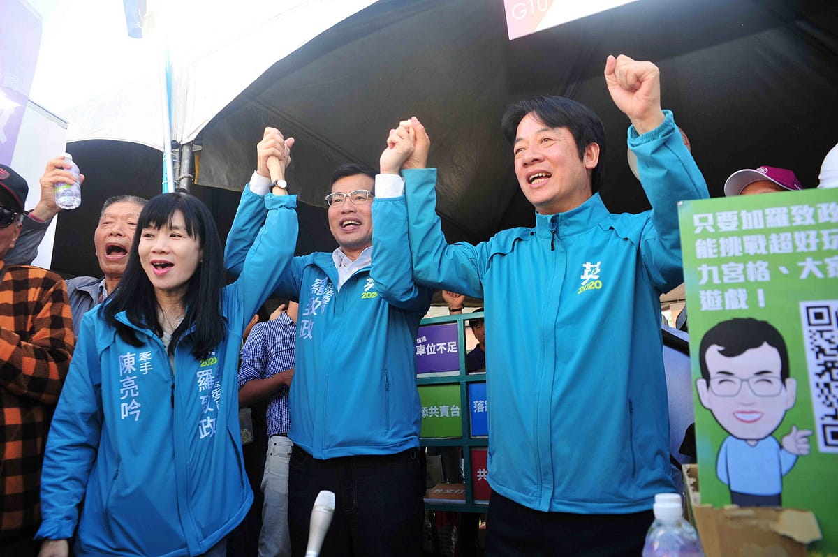 賴清德為板橋區立委羅致政、陳亮吟夫婦打氣。 圖：民進黨新北市黨部/提供