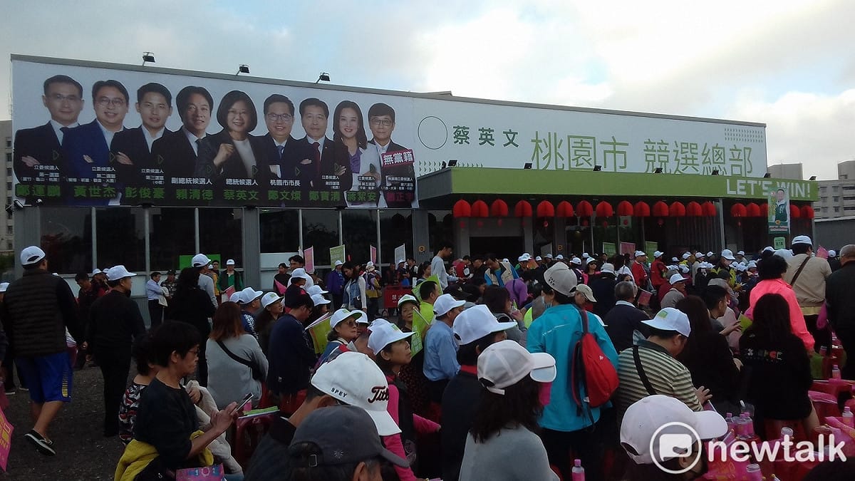 蔡英文桃園北區競選總部湧進大批支持群眾，預估現場超過萬人。 圖：林昀真/攝