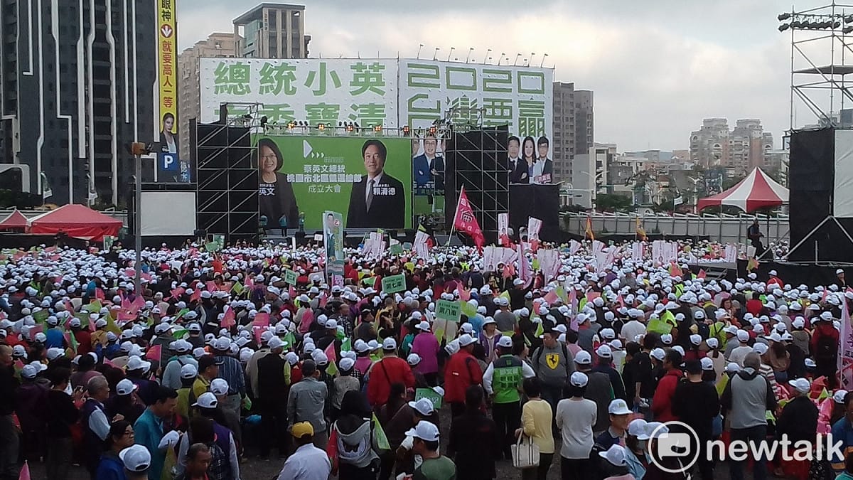 蔡英文桃園北區競選總部坐無虛席，預估現場超過萬人。 圖：林昀真/攝