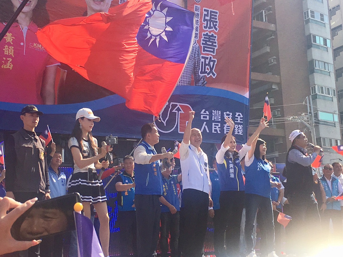 韓國瑜(中)為黃韻涵(右三)站台造勢。 圖：韓國瑜競辦／提供