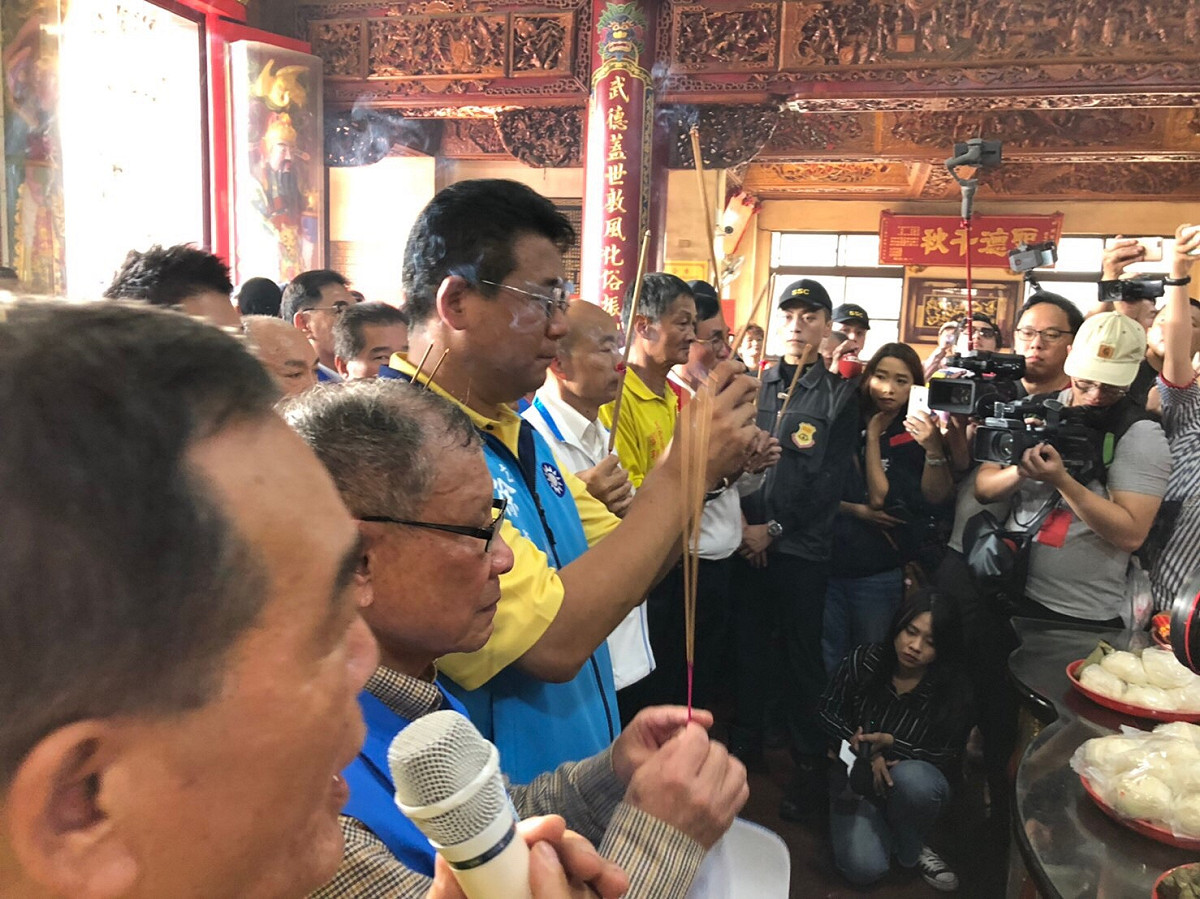 韓國瑜(中)今(1)參拜仁武武聖廟。 圖：韓國瑜競辦／提供
