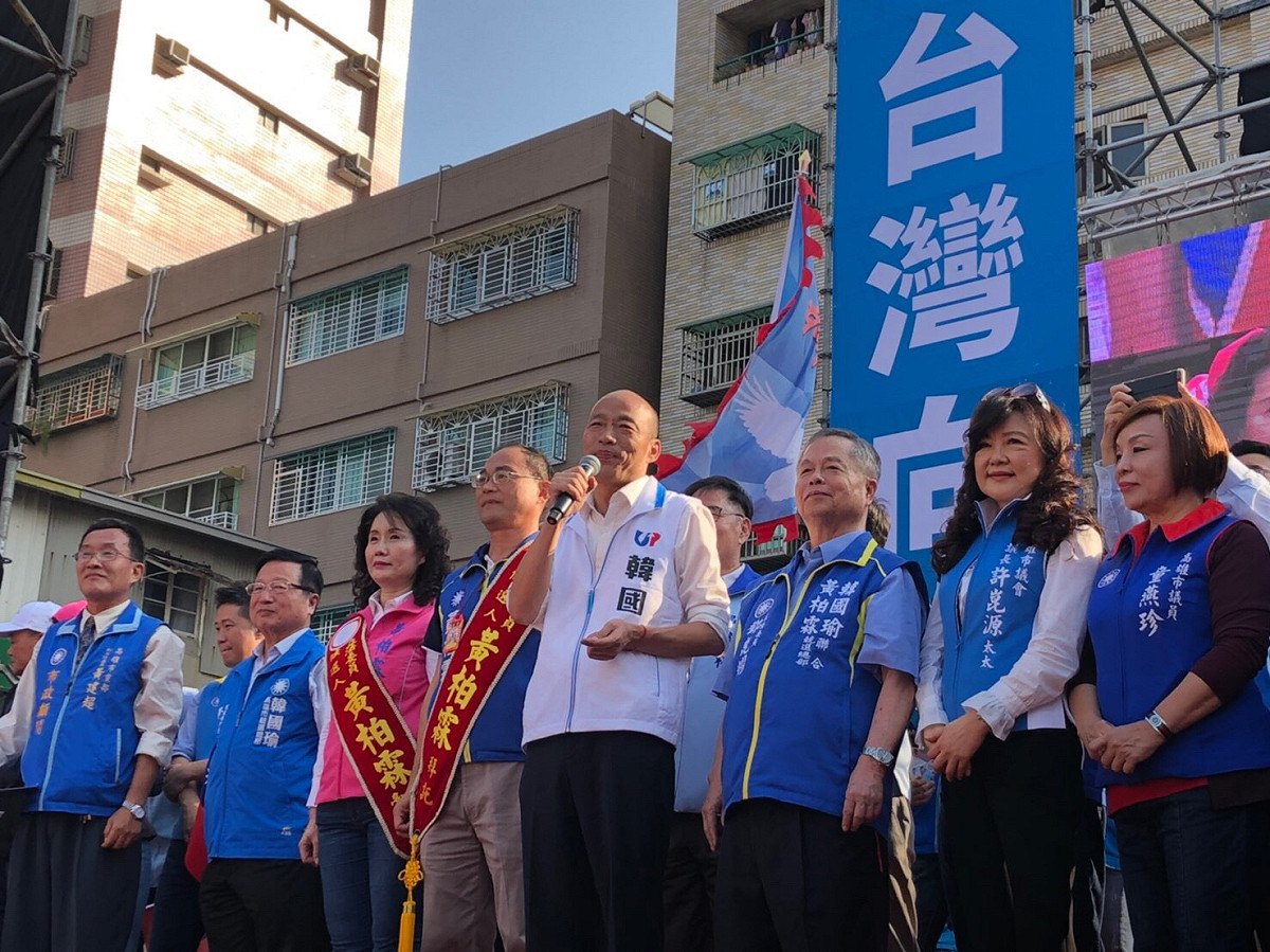 韓國瑜(中)為黃柏霖站台。 圖：韓國瑜競辦／提供