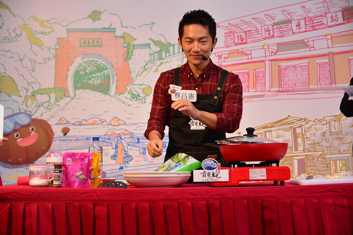 蔡昌憲表演三分鐘貢寮鮑上菜show。 圖：新北市漁管處/提供