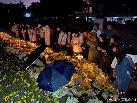 高以翔的粉絲昨日晚間至今日凌晨在杭州殯儀館外守夜，陪伴高以翔「最後的一晚」。 圖：翻攝自微博