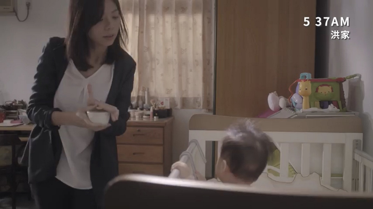 立委洪慈庸首支CF今日推出，女兒小鹿入鏡，呈現職業婦女「為家打拼」的樣貌。 圖：翻攝自youtube