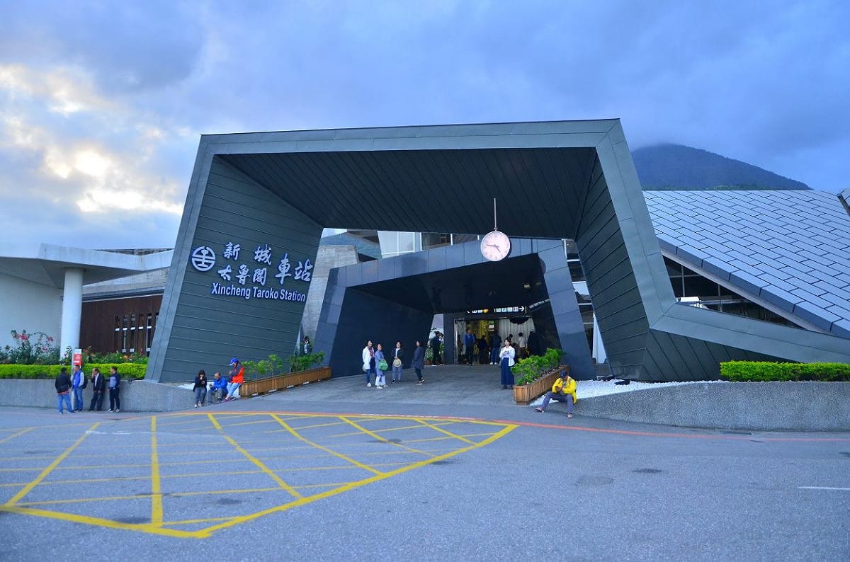 新城站是出入太魯閣國家的重要門戶，台鐵與太管處聯手將車站內改造成展示空間，將太魯閣公園氣息延伸到車站內。 圖：太管處／提供