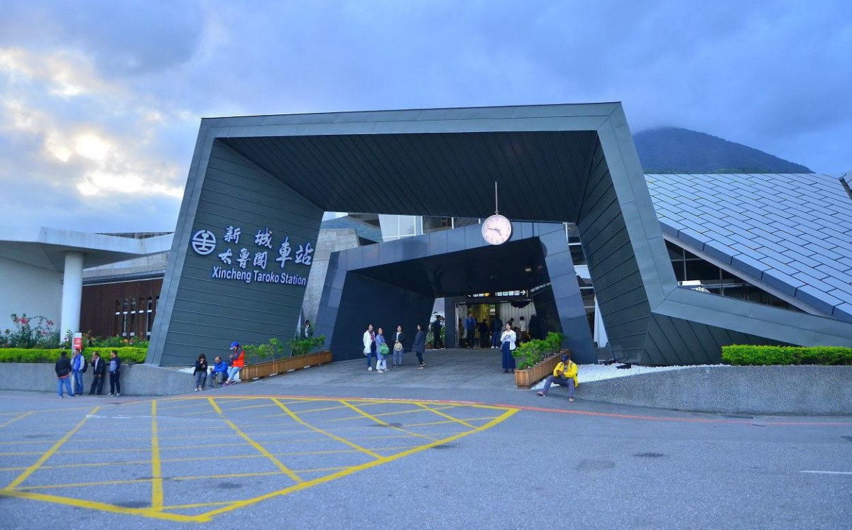 花蓮新城車站變身太魯閣展示館！一掃QR Code旅遊地圖帶著走