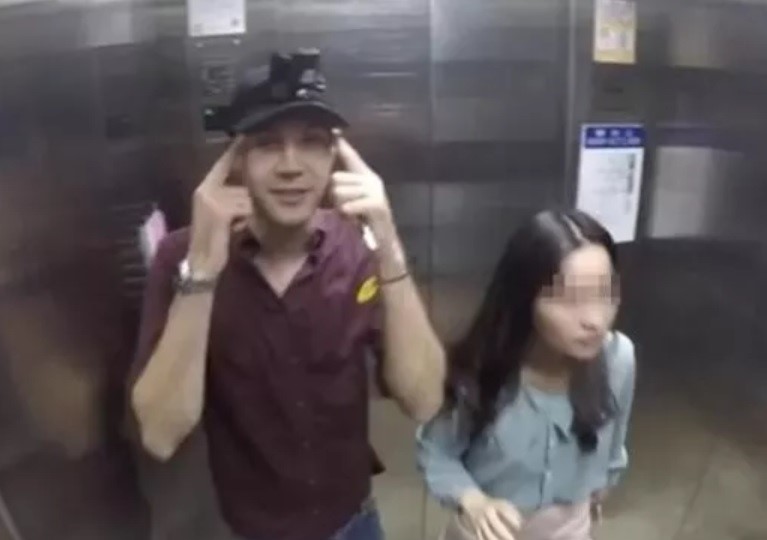 尼克在YouTube上傳了一系列偷拍女性的影片，引起外界爭議。 圖：翻攝自微博
