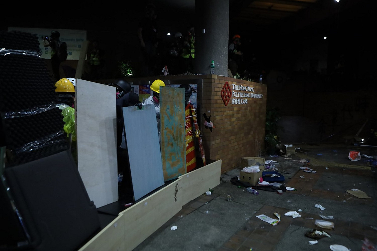 香港理大學生設立用來阻擋警方的檢查哨。 圖 : 翻攝自God Bless HK 臉書 (資料照片)