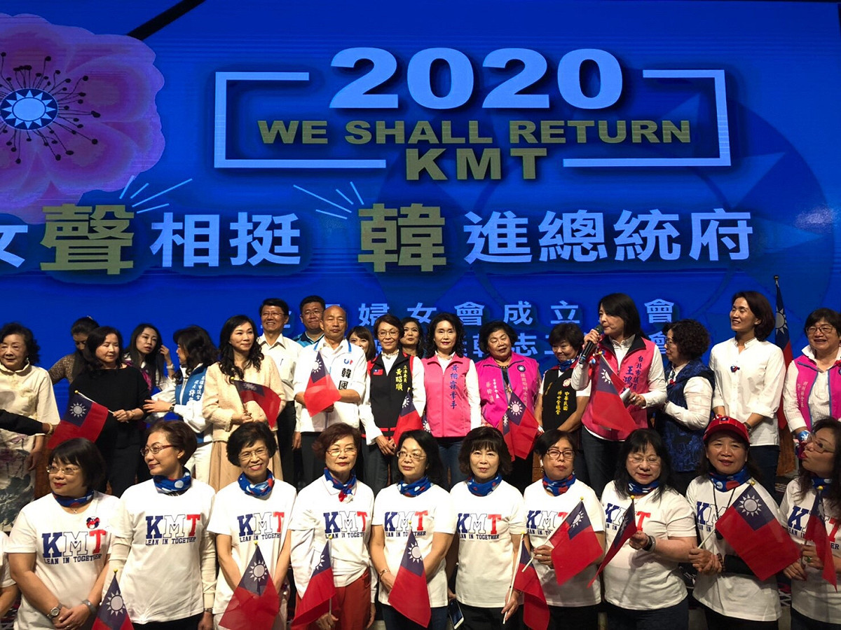 韓在砂石案爭議爆發後，李佳芬今日首度公開露面，致詞時甚至一度哽咽。 圖：韓國瑜競總/提供