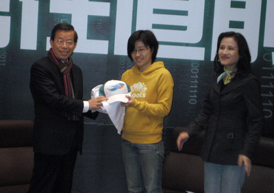 2008年，「卡神」楊蕙如擔任謝長廷競選總部網路執行長，謝長廷特別送上競選外套和帽子象徵「披掛上陣」。 圖：翻攝網路(資料照片)