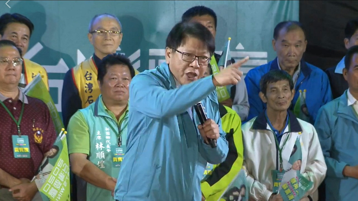 屏東縣長潘孟安2日晚間替民進黨籍立委候選人蘇震清站台時稱，「高捷確定將延伸東港」。 圖：翻攝蘇震清臉書