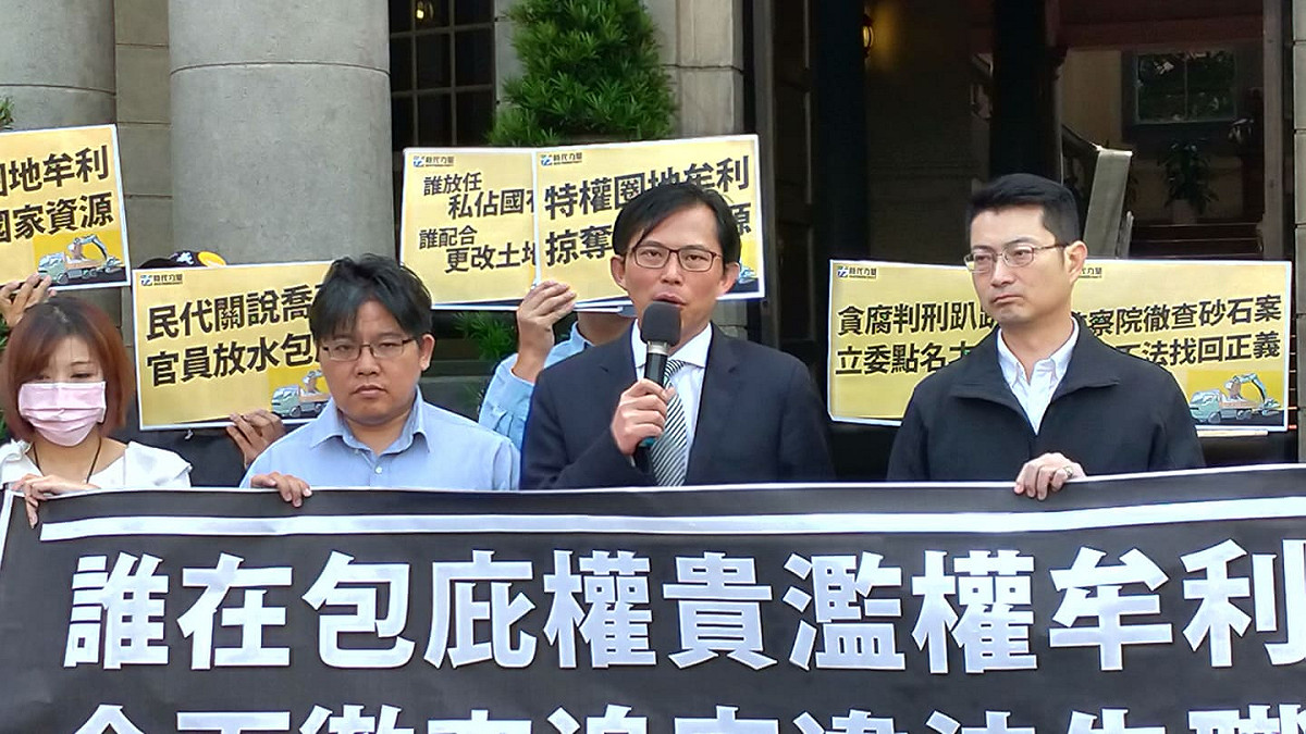 時代力量上午前往監察院遞案。 圖 : 陳佩君/攝