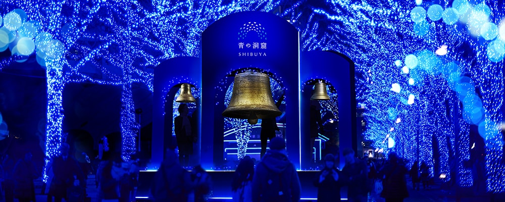 青之洞窟中裝設了3個幸運之鈴，只要拉動繩子、敲響鐘聲就能帶來好運。 圖：翻攝自青之洞窟官網