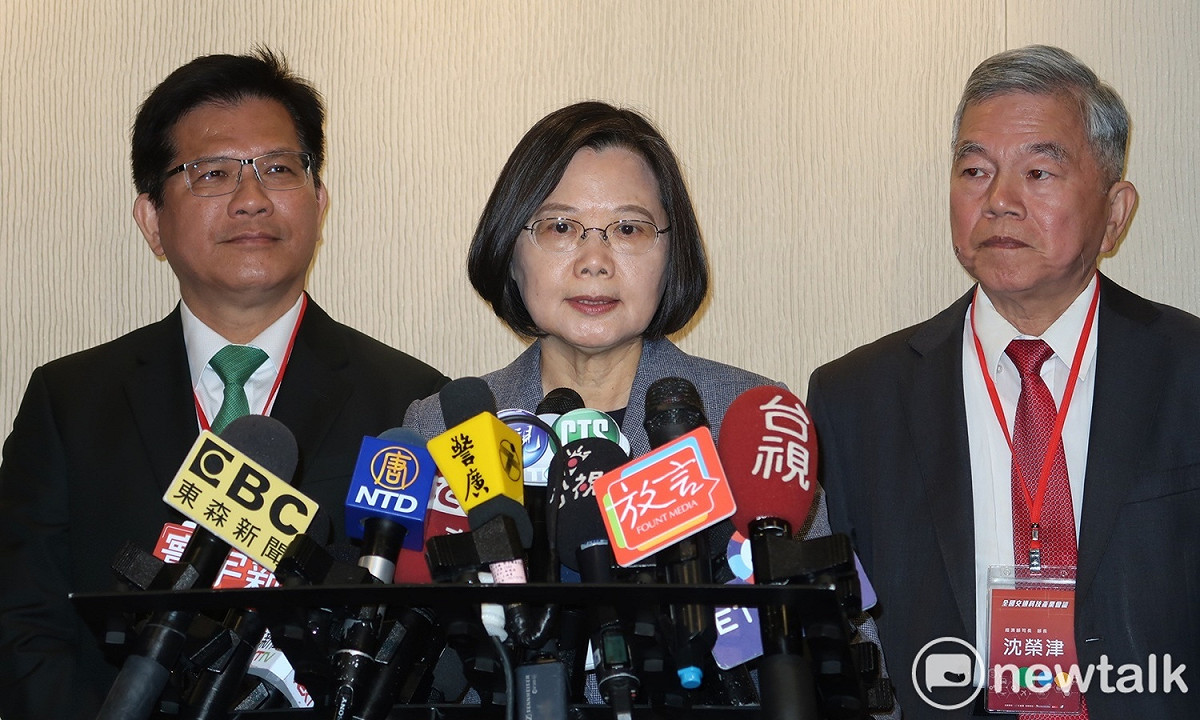 交通部長林佳龍、總統蔡英文及經濟部長沈榮津。 圖：林朝億/攝