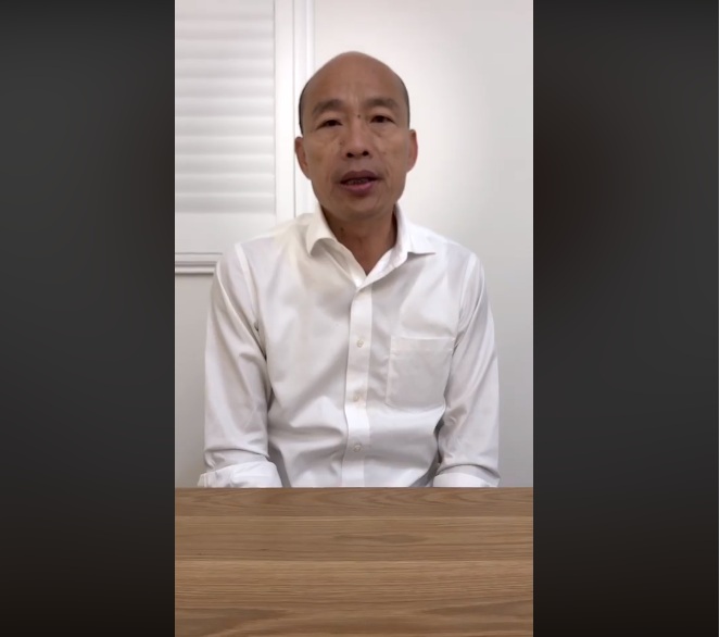 對於北檢「認證」卡神楊蕙如涉及組織網軍一事。國民黨總統參選人韓國瑜從2日開始在臉書連發4篇文字「追擊」此事，今天(3日)最新一篇，韓國瑜親自上陣錄下一段近4分鐘談話，抨擊「蔡英文總統不能裝聾作啞」、「台灣人有權知道誰付錢給網路加害者」、「請台灣同胞聆聽民進黨怎麼解釋這起案件」。 圖：翻攝韓國瑜臉書