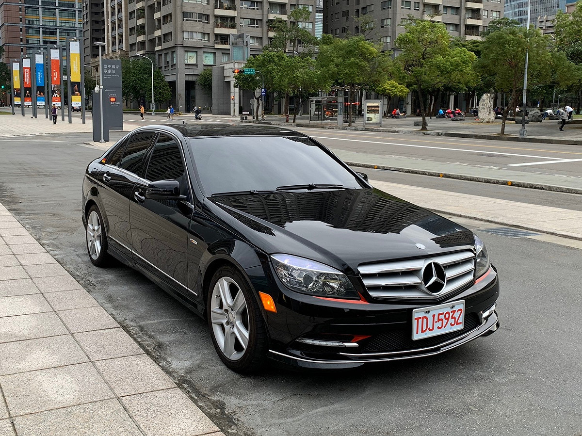 台中市多元化計程車的車牌和一般計程車一樣，都是白底紅字營業車牌。 圖：台中市交通局／提供
