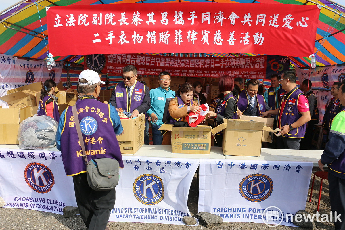 立法院副院長蔡其昌攜手國際同濟會捐衣活動完成裝櫃。 圖：唐復年／攝