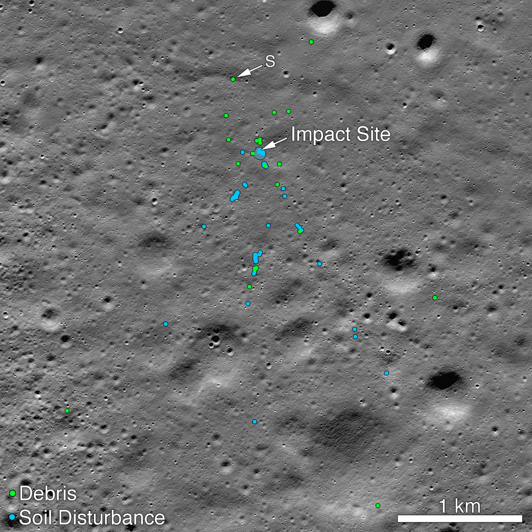 NASA公布由月球軌道探測器（LRO）拍攝的照片，顯示出「維克藍」登陸器墜毀時所造成的主要衝撞和殘骸散落的區域。綠點即代表登陸器碎片。 圖：截取自NASA官網